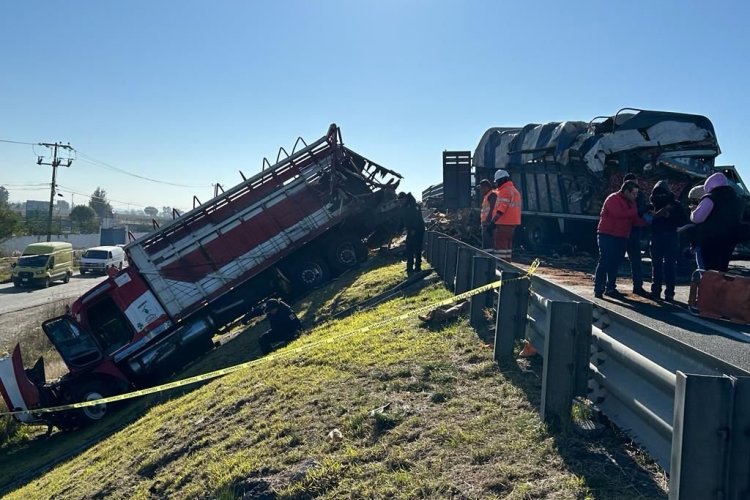 Choque entre camiones deja varios muertos en el Circuito Exterior Mexiquense