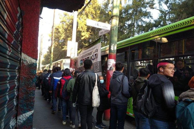 Reportan caos tras cierre de estaciones de la Línea 9 del Metro de la CDMX