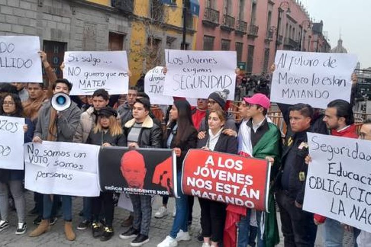 Jóvenes protestan frente a palacio nacional por matanza en Salvatierra