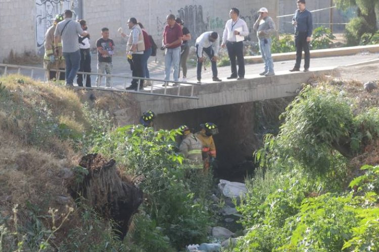 Encuentran hombre degollado en aguas negras de Coyotepec, Edomex