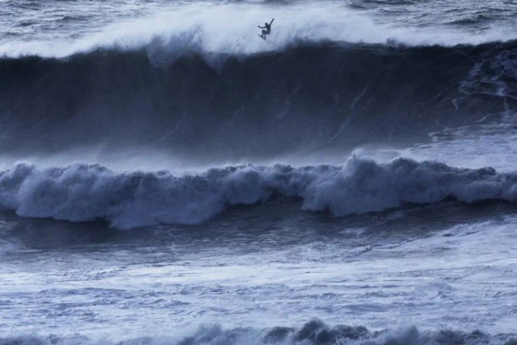 Alertan que persistirán las olas gigantes en costas de Estados Unidos