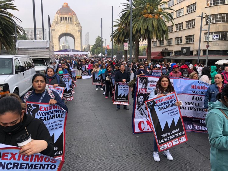 Maestros de la CDMX marchan para exigir aumento salarial prometido por AMLO