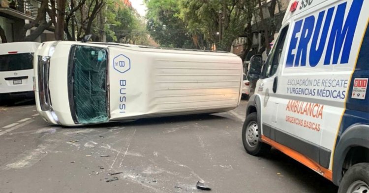 Camioneta vuelca luego de chocar con otro auto en la colonia Roma, CDMX