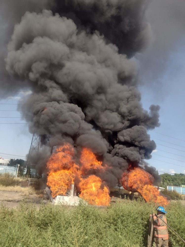 Reportan incendio en respiraderos del Río de los Remedios en Ecatepec, EDOMEX