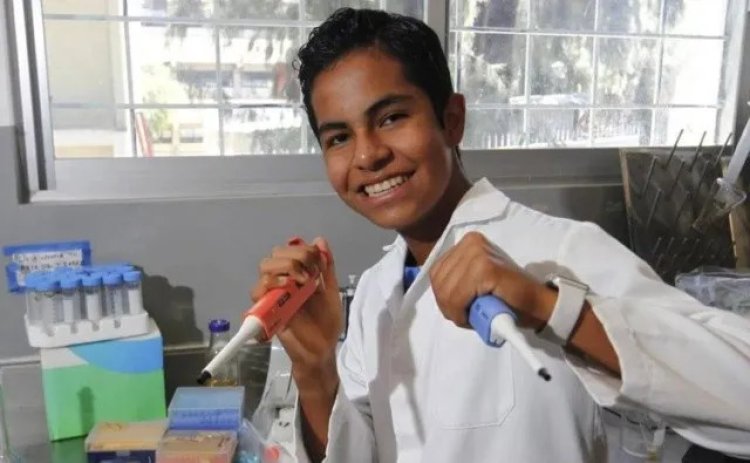 Niño de 13 años recibe título como licenciado Químico Farmacéutico Biólogo de la UdeG