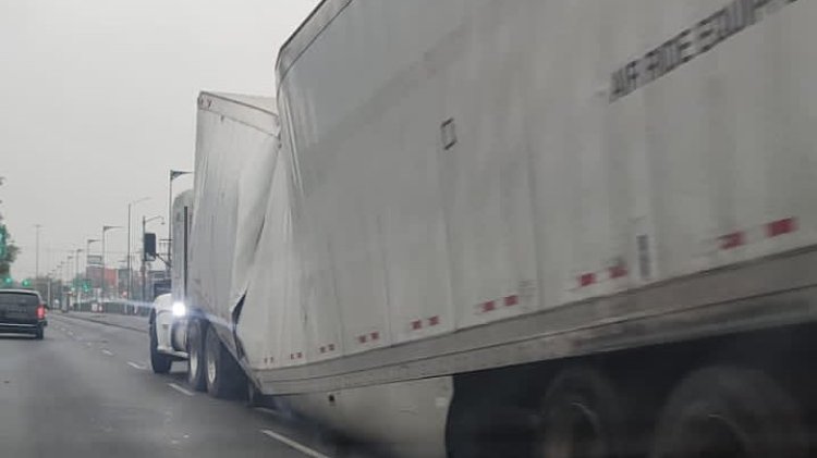 Caja de tráiler se parte en dos sobre la Calzada Zaragoza en la CDMX