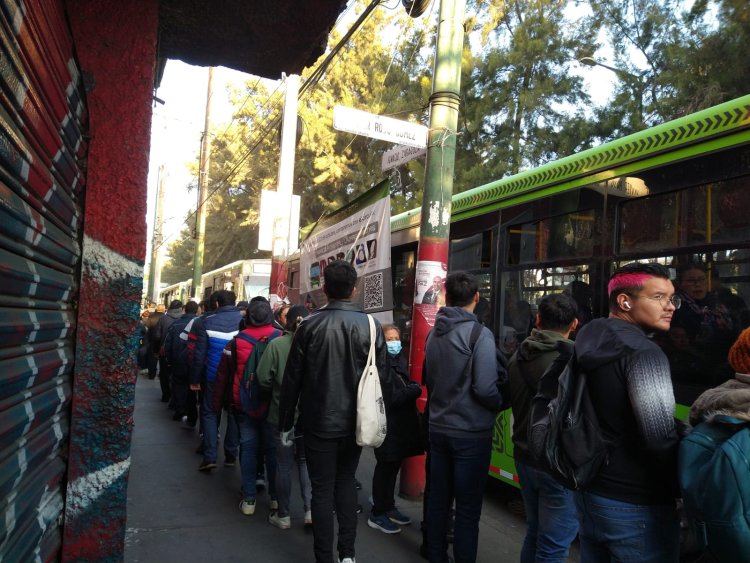 Reportan caos tras cierre de estaciones de la Línea 9 del Metro de la CDMX