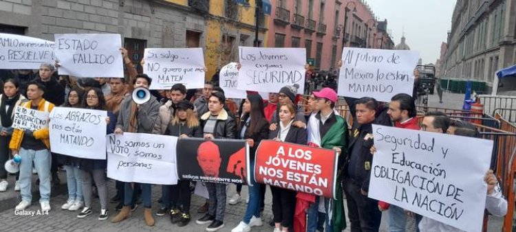 Jóvenes protestan frente a palacio nacional por matanza en Salvatierra