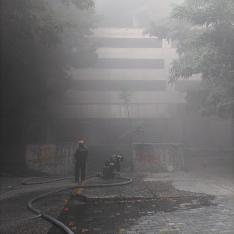 Reportan incendio de edificio del ISSSTE en Paseo de la Reforma