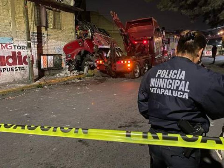 Camión de carga pierde el control y se estrella contra casas en Ixtapaluca, EDOMEX