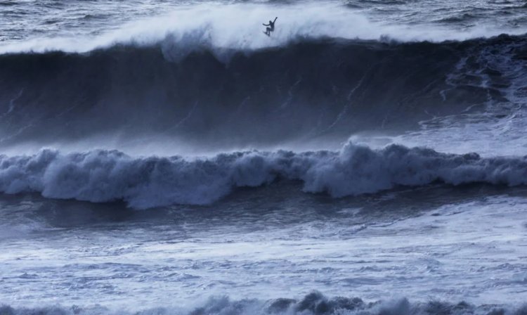 Alertan que persistirán las olas gigantes en costas de Estados Unidos