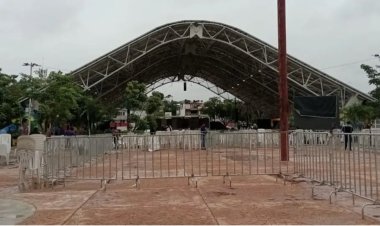 Exhiben a trabajadores del ayuntamiento de Poza Rica montando evento de Claudia Sheinbaum