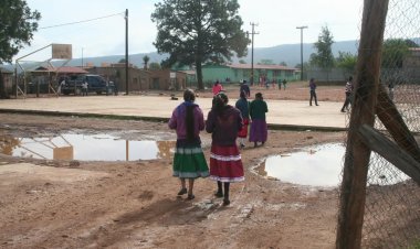 Padres de familia mantienen cerrada una escuela en la zona indígena: exigen más maestros, Durango