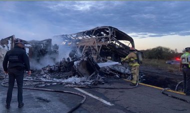 Al menos 19 muertos en choque entre camión y tráiler en maxipista Culiacán-Mazatlán