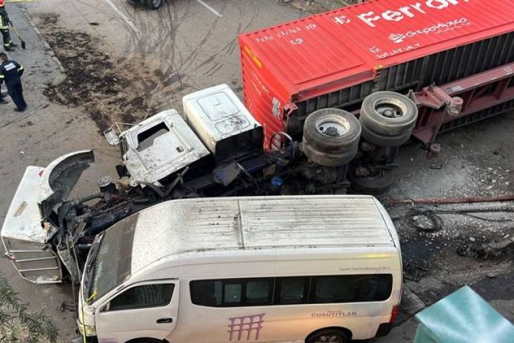 Tráiler vuelca y cae sobre camioneta de transporte público en Tlalnepantla, Edomex