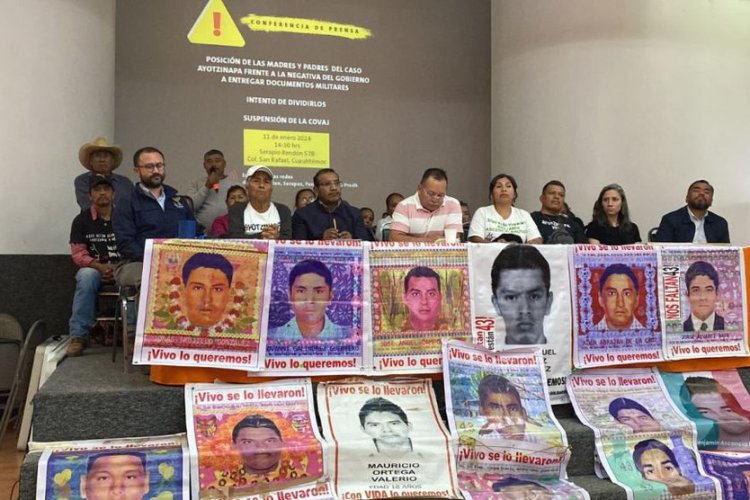 Familiares de los 43 de Ayotzinapa acusan a López Obrador de querer dividirlos