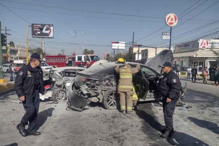 Adolescente choca su camioneta contra varios carros en Nuevo León