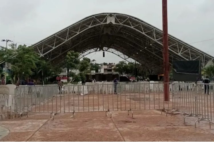 Exhiben a trabajadores del ayuntamiento de Poza Rica montando evento de Claudia Sheinbaum