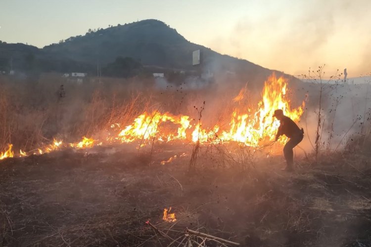 Policías ayudan a sofocar incendio en predio en San Gregorio Cuautzingo, Edomex