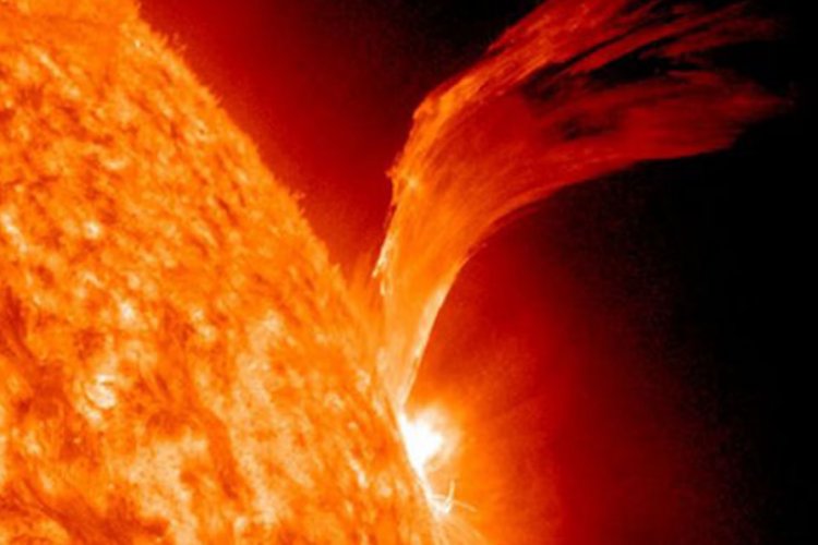 Dos explosiones solares impactaran la tierra