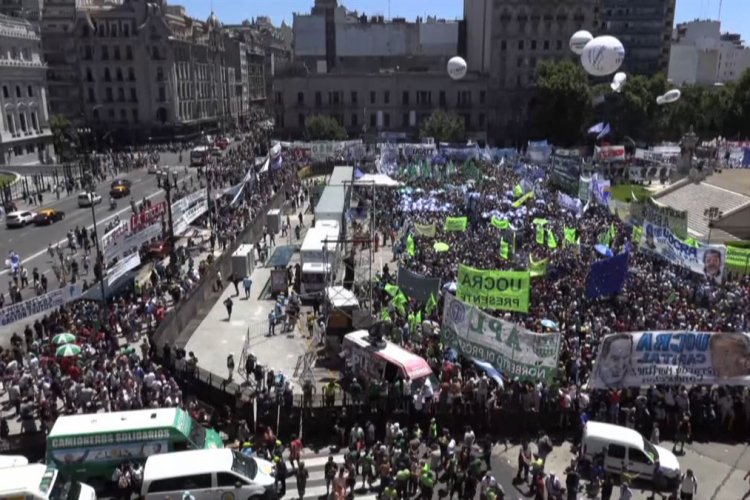 Argentina va a huelga general; gobierno de Milei descarta diálogo