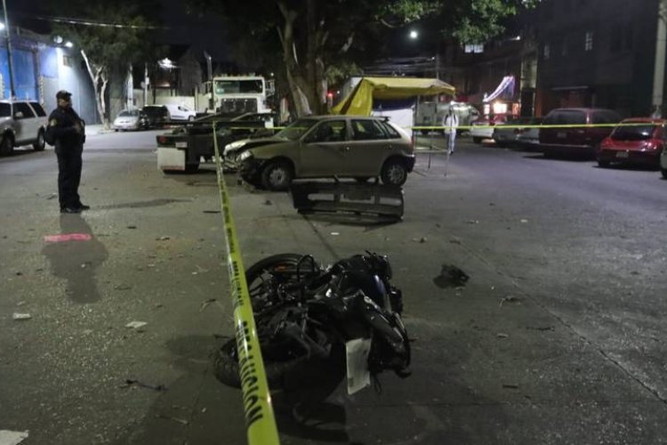 Atropellan a motociclista que intentó robar a conductor de camioneta en CDMX