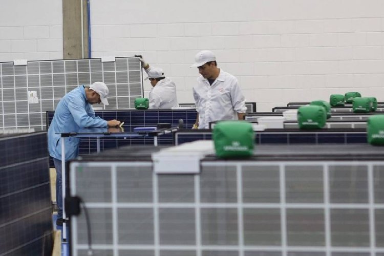 Brasil puso en marcha la primera plata solar flotante en Brasil