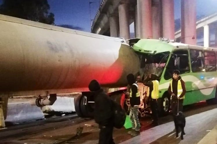 Reportan choque en Calzada Zaragoza de pipa de agua contra unidad de transporte público, CDMX