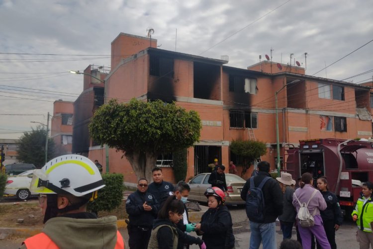 Sofocan incendio en Unidad Tepozanes en municipio de La Paz, Edomex