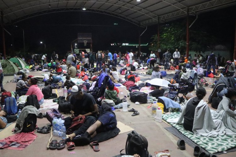 Acusan a Gobierno de López Obrador de abandonar a caravana migrante