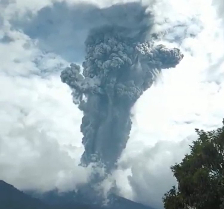 Anuncian alerta máxima por erupción de volcán en Indonesia