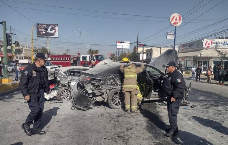Adolescente choca su camioneta contra varios carros en Nuevo León