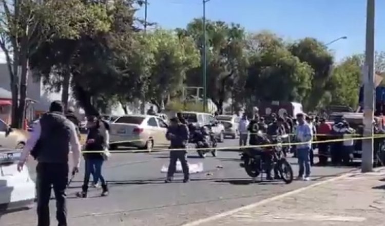 Familia a bordo de una motocicleta se accidentó en Zinacantepec; una joven pierde la vida