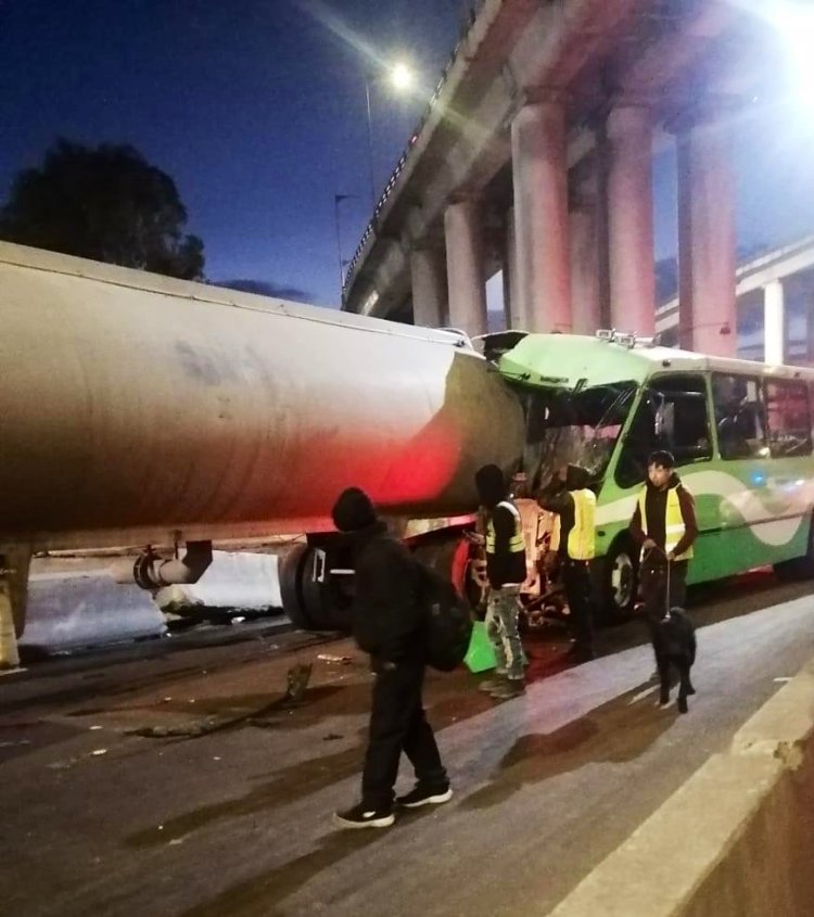 Reportan choque en Calzada Zaragoza de pipa de agua contra unidad de transporte público, CDMX