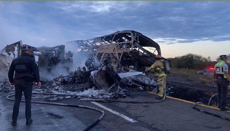 Al menos 19 muertos en choque entre camión y tráiler en maxipista Culiacán-Mazatlán