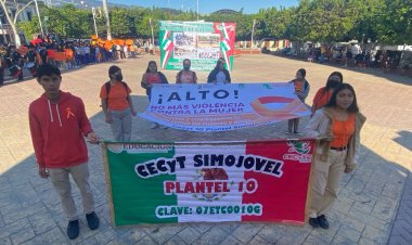 Marchan estudiantes pidiendo erradicar la violencia contra las mujeres en Chiapas