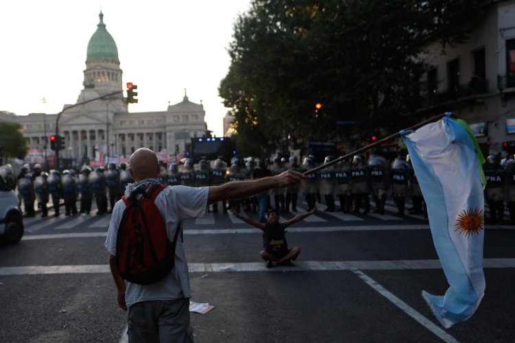 Policías argentinos reprimen a manifestantes que rechazan leyes impulsadas por Milei