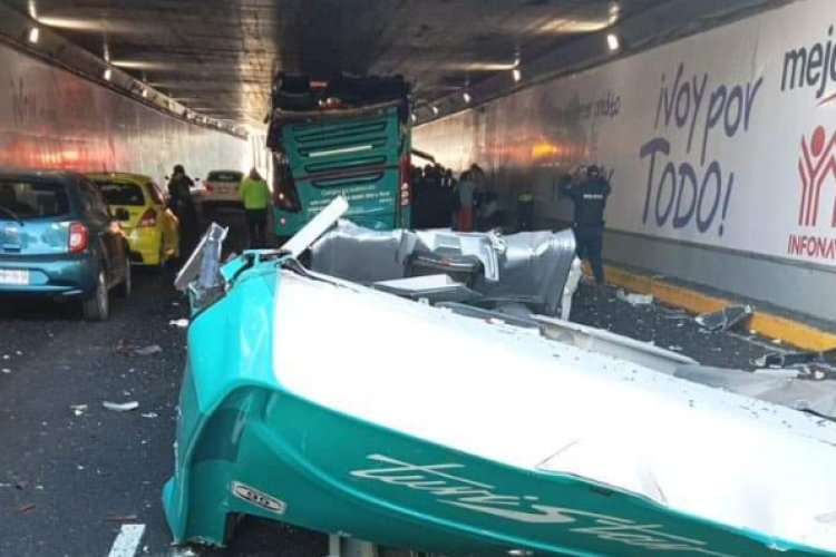 Un autobús impactó contra puente en Viaducto, se queda sin techo