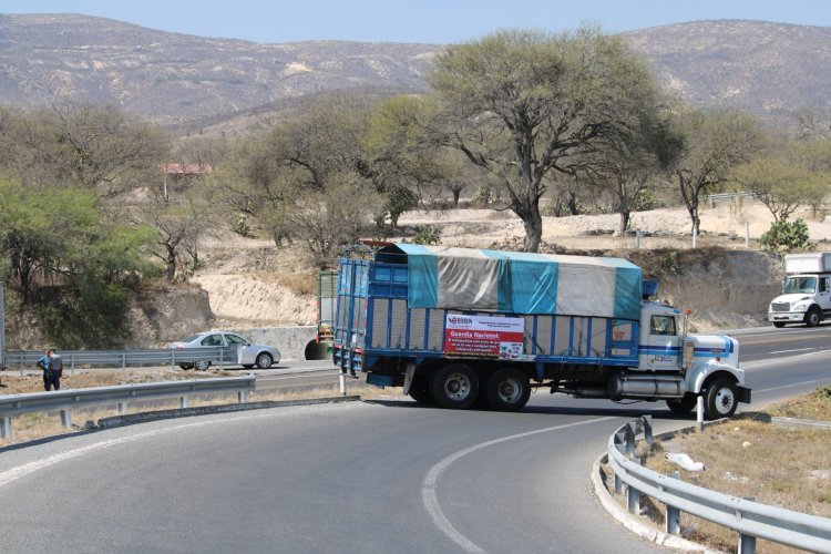 Camioneros colocan bloqueo parcial en carretera Cuacnopalan-Oaxaca
