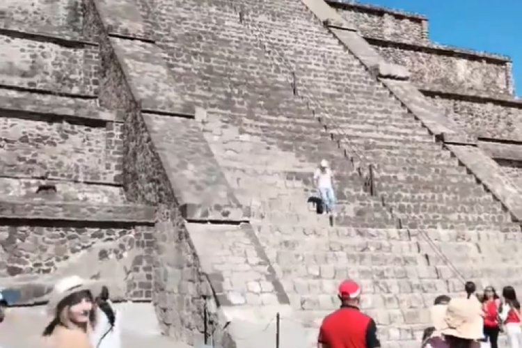 Turista no es multado tras subir la Pirámide de la Luna, EDOMEX