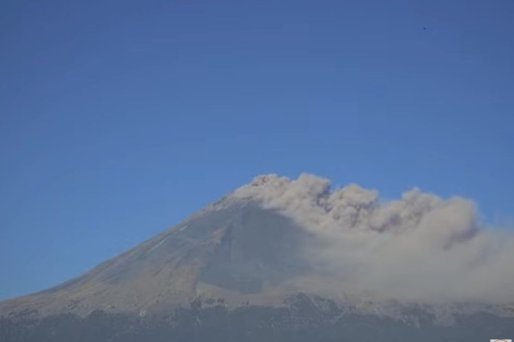 Volcán Popocatépetl registró fumarola que alcanzó los 700 metros