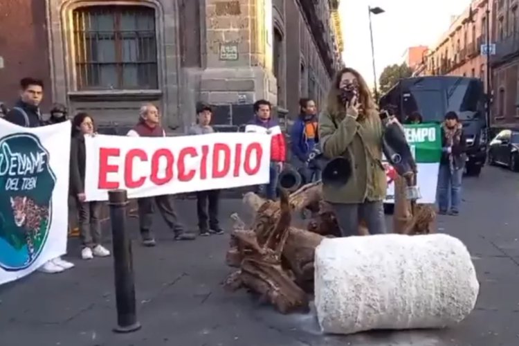 Colectivo ‘Sélvame del Tren’ protesta contra Tren Maya frente a Palacio Nacional