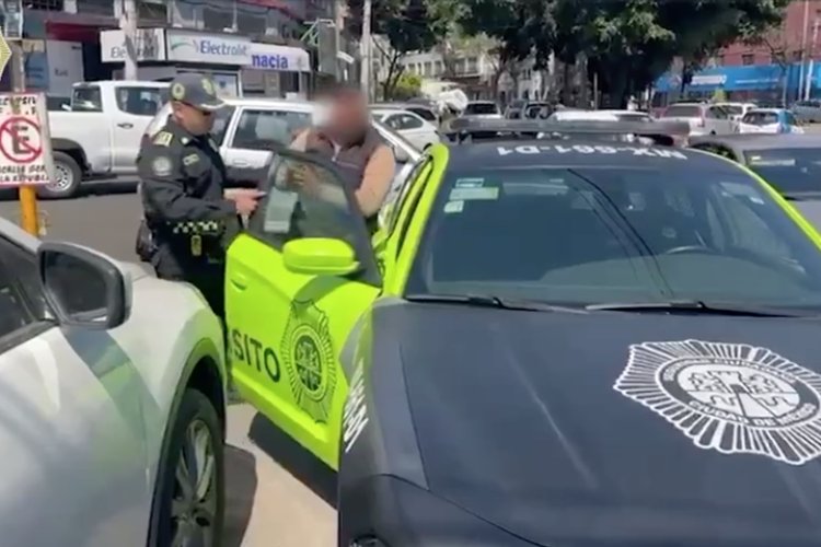 Detienen a hombre que llevaba varios millones de pesos en efectivo en la CDMX