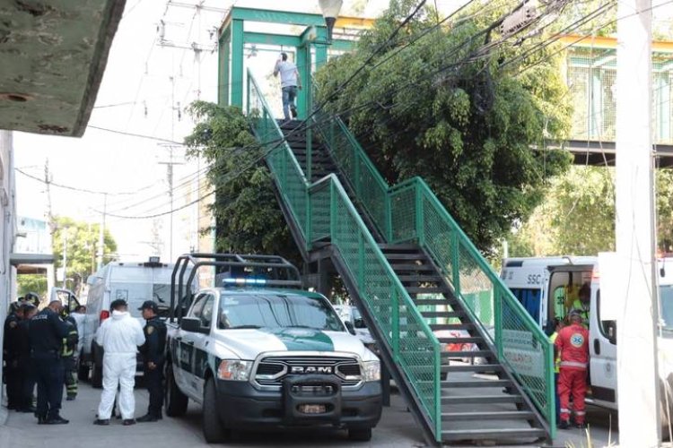 Encuentran a hombre colgado en puente peatonal del Eje Central, CDMX