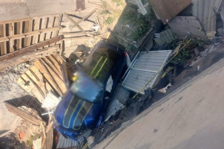 Auto cae en plaza comercial luego de balacera en la alcaldía Álvaro Obregón, CDMX