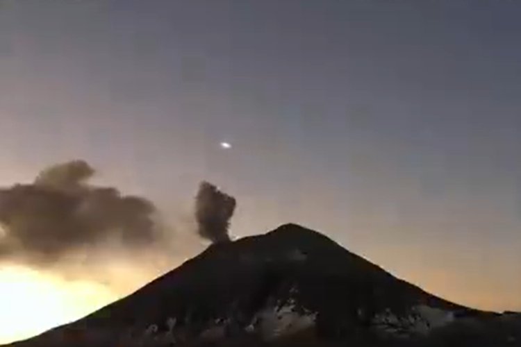 Captan supuesto ovni volando sobre el Popocatépetl