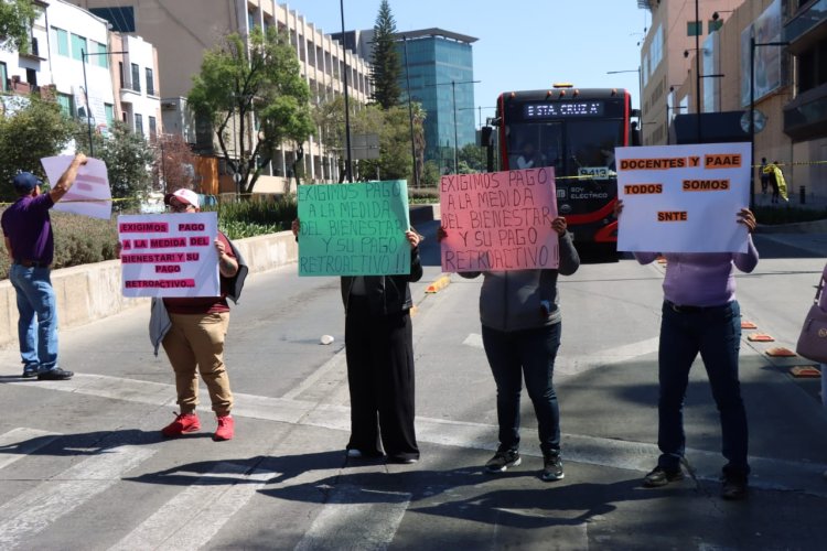 Trabajadores del IPN bloquean vialidades; exigen pago de la medida del Bienestar