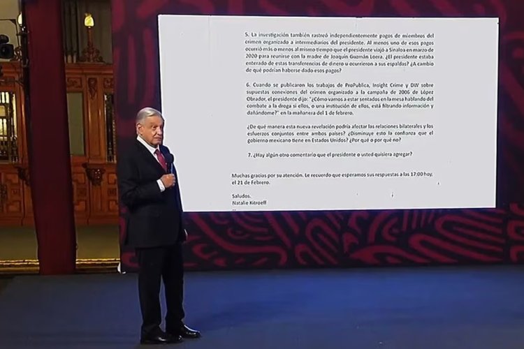 A pesar de advertencias de YouTube, AMLO vuelve a mostrar carta de reportera del NYT