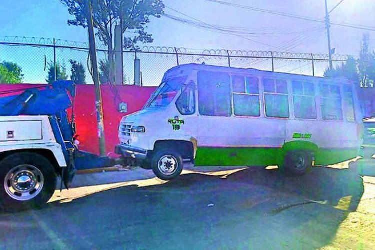 Peatón muere atropellado por microbús en Ecatepec, Edomex