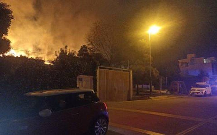 Reportaron incendio de una bodega almacenadora de material para colchones en Chalco, EDOMEX